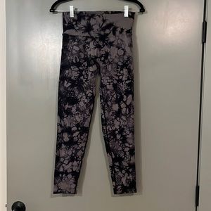 Black tie dye booty scrunch leggings